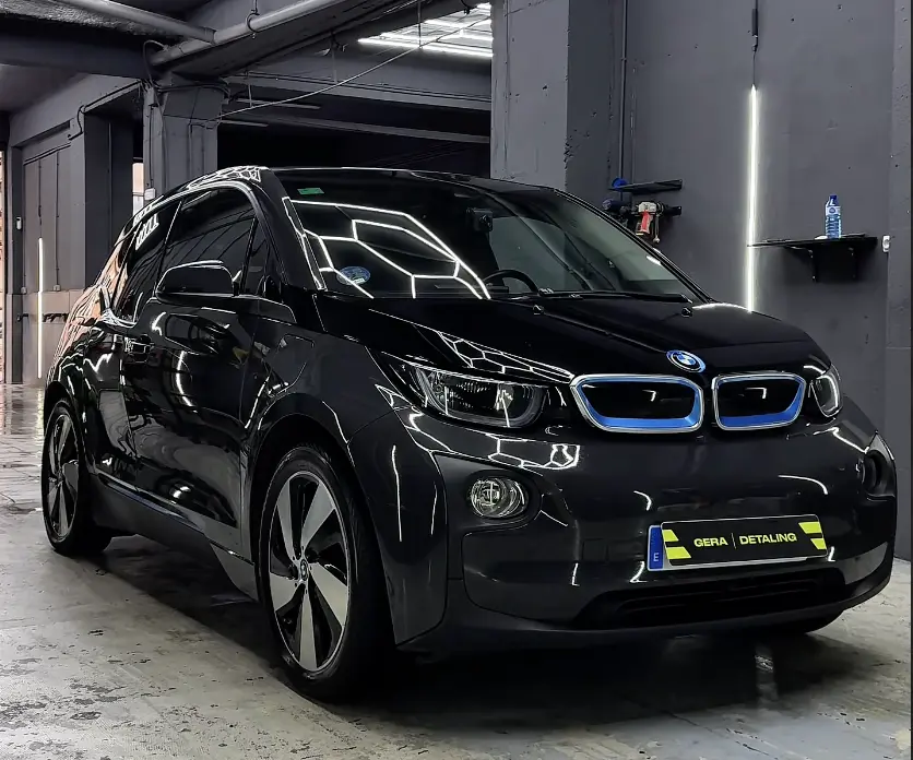 BMW i3 después del pulido — brillo restaurado — GERA Detailing Barcelona
